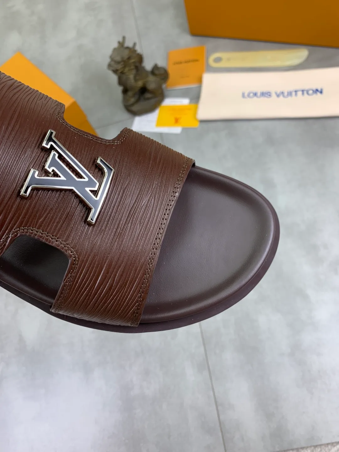 Men's shoes 💰P300💰【New style】🆘 Original quality 【LOUIS VUITTON】The popular Louis Vuitton LV men's slippers on the official website are on sale simultaneously! Original fabric imported from Italy, original factory special supply, code number: 38-44 (45 customized), many colors available